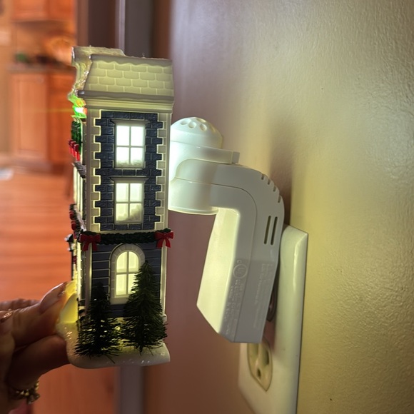 Bath & Body Works Wallflower Plug in Christmas Holiday House with Santa & Sleigh - Picture 9 of 9